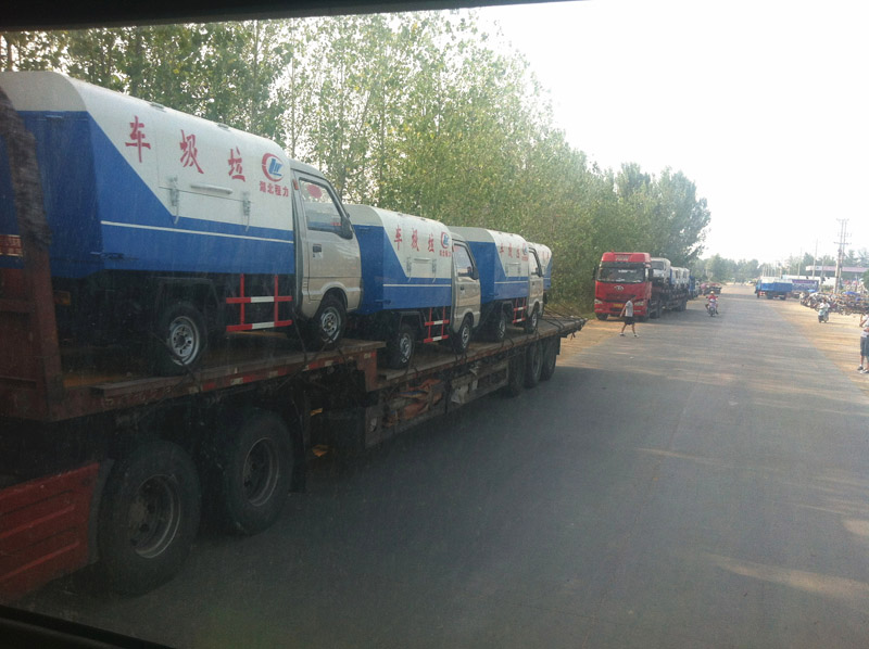 圖為準(zhǔn)備發(fā)車至山西的小型<a href=http://www.hbfjj.com/ljc target=_blank class=infotextkey>垃圾車</a>