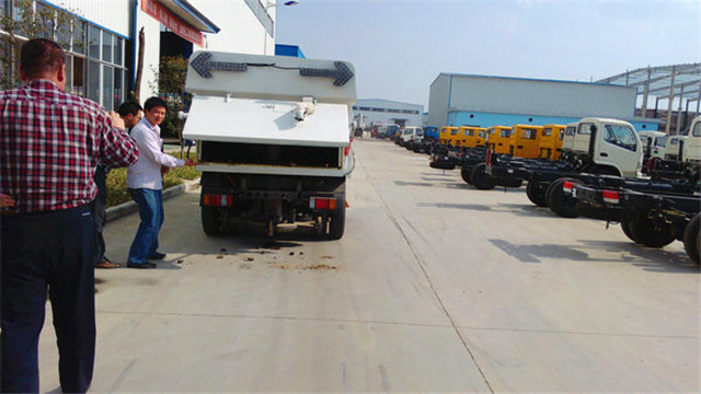 內(nèi)蒙客商正在參觀五十鈴<a href=http://www.hbfjj.com/saoluche/ target=_blank class=infotextkey>掃路車</a>