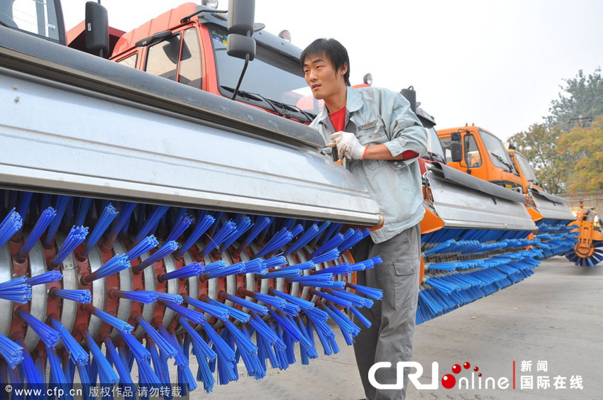 2012年11月3日上午，北京，工作人員正在對(duì)多功能除雪車進(jìn)行檢修調(diào)試。