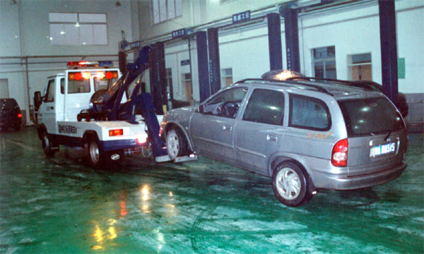 一拖一清障車(chē)將故障車(chē)拖進(jìn)修理廠(chǎng)修理