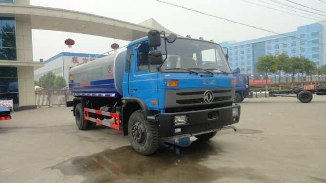 程力廠門(mén) 前的東風(fēng)153<a href=http://www.hbfjj.com/ssc target=_blank class=infotextkey>灑水車</a>