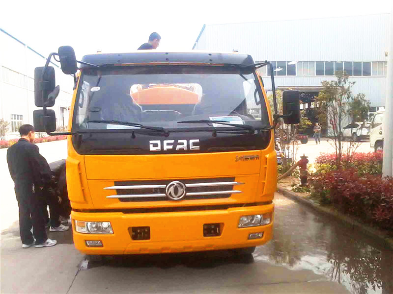 高壓清洗<a href=http://www.hbfjj.com/xifenche/ target=_blank class=infotextkey>吸糞車</a>正面圖